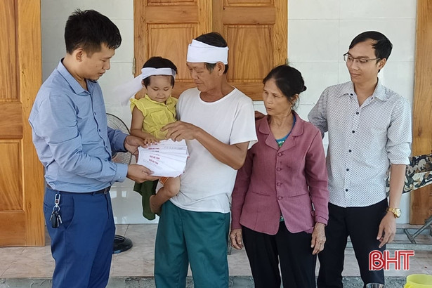 Báo Hà Tĩnh trao tiền bạn đọc hỗ trợ các hoàn cảnh khó khăn tháng 5/2019