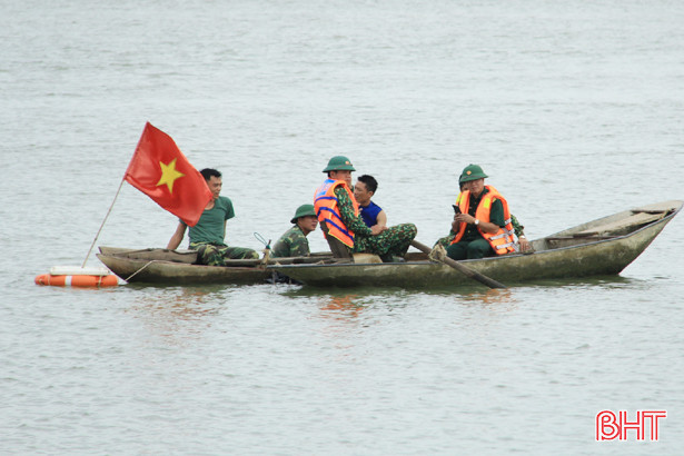 Hà Tĩnh: Trục vớt thành công quả bom trên sông Lam