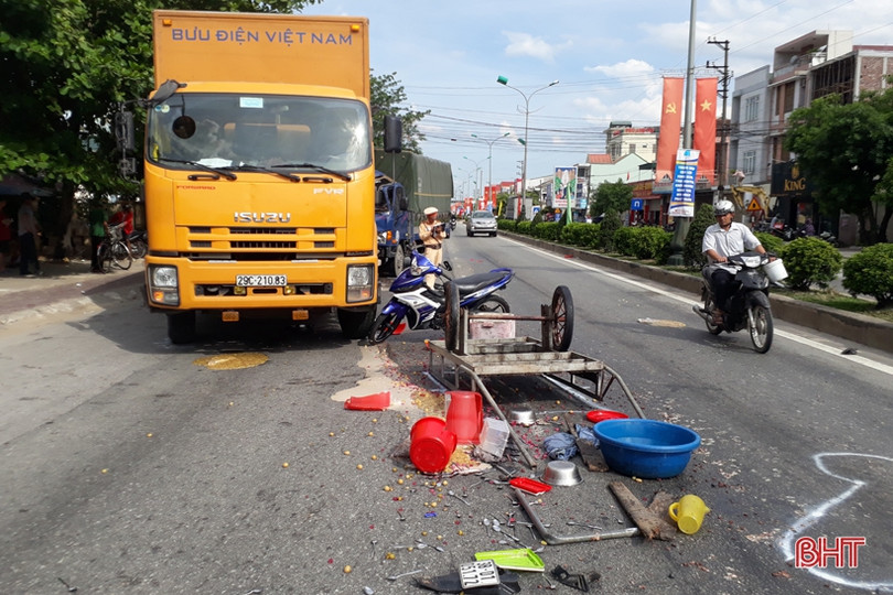 Xe tải đâm liên hoàn trên QL 1A qua Hà Tĩnh, 2 người nhập viện cấp cứu