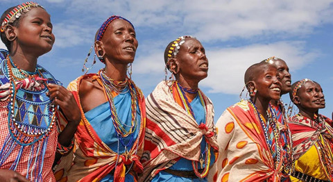 Kỳ lạ nơi ai cũng thay đổi diện mạo bằng cạo trọc đầu, kéo dài tai