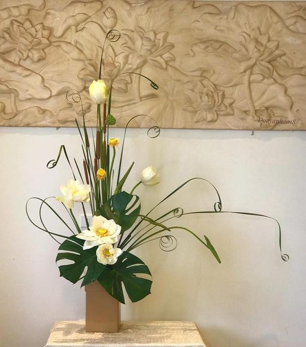 Học cách cắm hoa sen đơn giản mà tinh tế