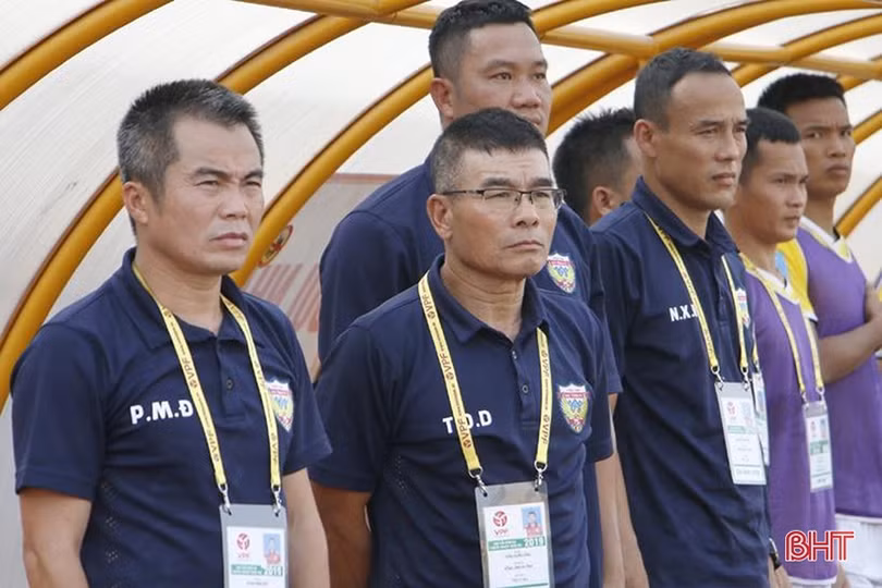 Ban lãnh đạo, cầu thủ Hồng Lĩnh Hà Tĩnh cảm ơn BTC sân Vinh và khán giả