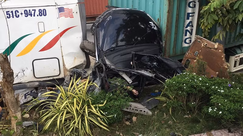 Xe đầu kéo nổ lốp đâm vào xe ô tô con khiến 5 người tử vong tại chỗ