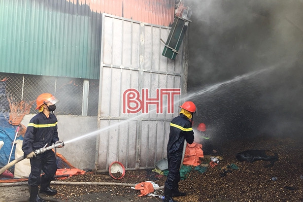 Cháy lớn tại xưởng chế biến lạc của một HTX ở Hà Tĩnh