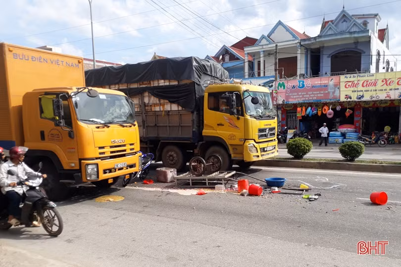 Xe tải đâm liên hoàn trên QL 1A qua Hà Tĩnh, 2 người nhập viện cấp cứu