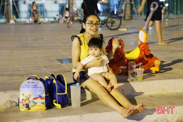 Trốn nóng cả đêm, người dân Hà Tĩnh xách chiếu ra “hóng gió” nơi công cộng