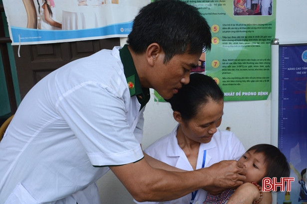 Trao tặng thuốc chữa bệnh cho hai trạm quân dân y kết hợp tuyến biên giới