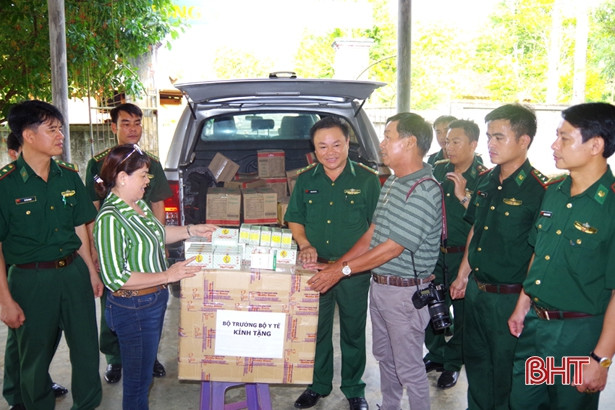 Trao tặng thuốc chữa bệnh cho hai trạm quân dân y kết hợp tuyến biên giới