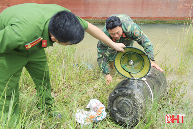 Hà Tĩnh: Trục vớt thành công quả bom trên sông Lam
