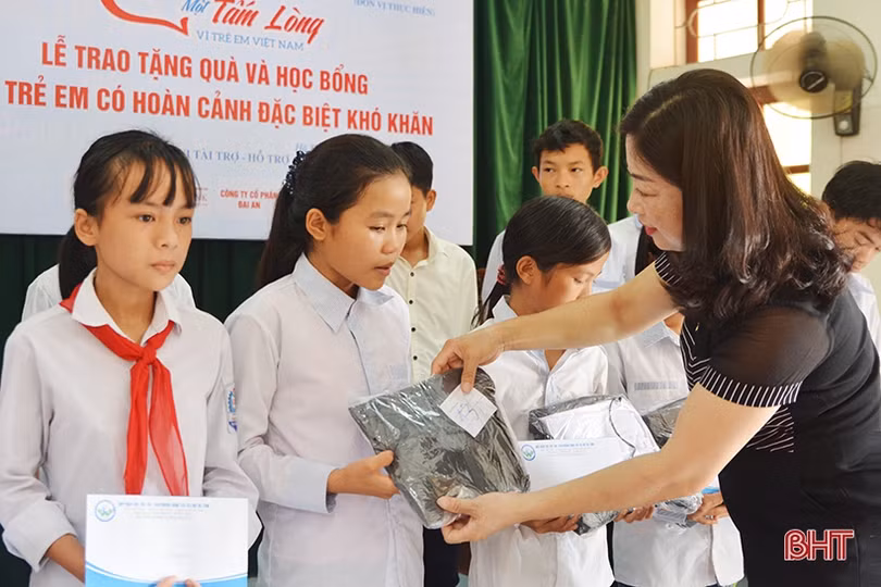 Trao tặng học bổng cho học sinh Hà Tĩnh hoàn cảnh khó khăn