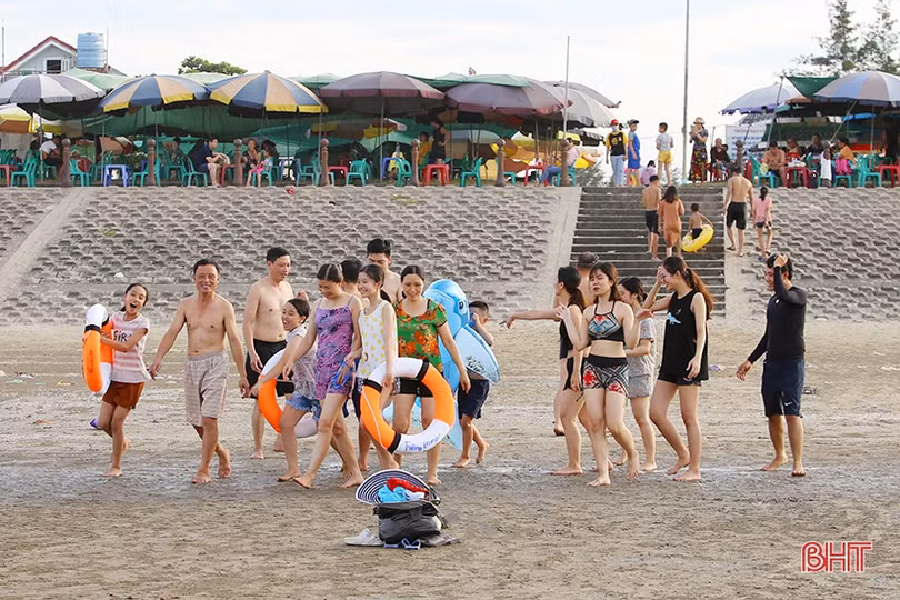 Giải nhiệt ngày cuối tuần ở bãi biển Hà Tĩnh
