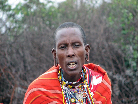 Kỳ lạ nơi ai cũng thay đổi diện mạo bằng cạo trọc đầu, kéo dài tai