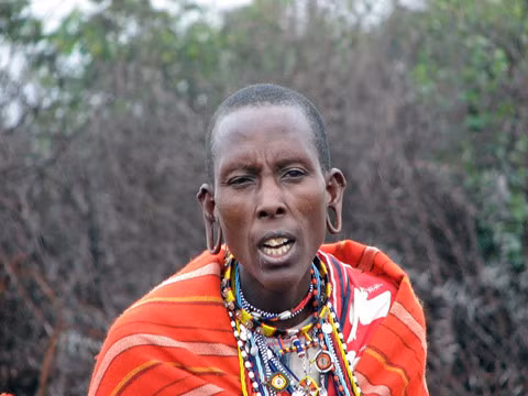 Kỳ lạ nơi ai cũng thay đổi diện mạo bằng cạo trọc đầu, kéo dài tai