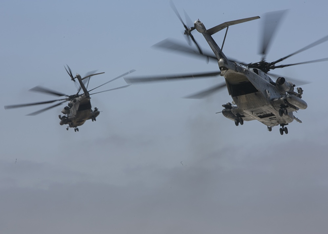 40 máy bay đắt hơn F-35 của lính thủy đánh bộ Mỹ diễu binh “Voi đi bộ” hoành tráng