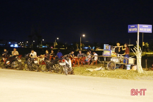 Trốn nóng cả đêm, người dân Hà Tĩnh xách chiếu ra “hóng gió” nơi công cộng