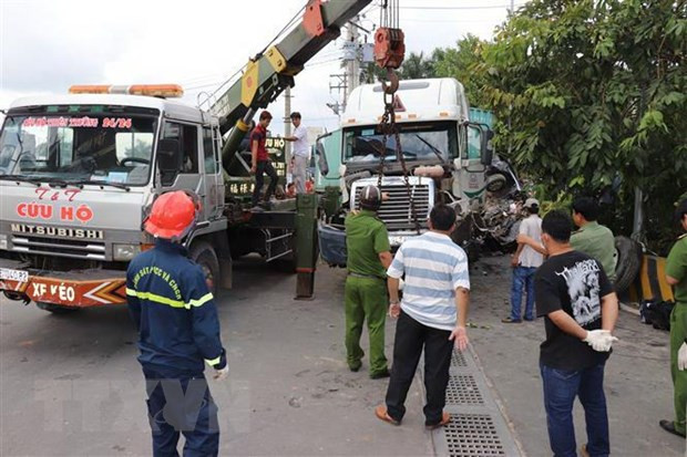 Xe đầu kéo nổ lốp đâm vào xe ô tô con khiến 5 người tử vong tại chỗ