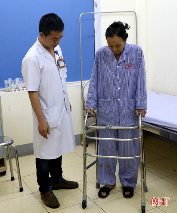 Phẫu thuật thay khớp gối nhân tạo lần đầu tiên được triển khai tại Hà Tĩnh