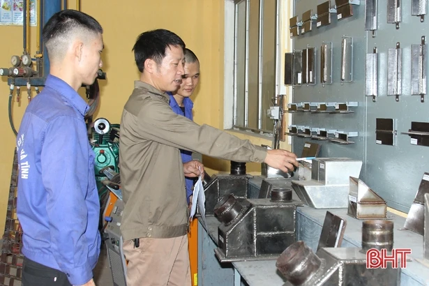 Nghề hàn thu nhập cao, nhiều xưởng cơ khí ở Hà Tĩnh vẫn thiếu thợ