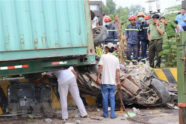 Xe đầu kéo nổ lốp đâm vào xe ô tô con khiến 5 người tử vong tại chỗ