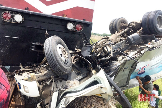 Hà Tĩnh: Tàu hỏa tông xe chở hàng, tài xế bị đứt lìa chân, nguy kịch