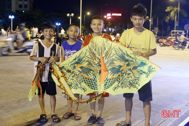 Trốn nóng cả đêm, người dân Hà Tĩnh xách chiếu ra “hóng gió” nơi công cộng