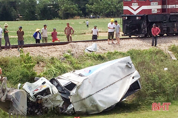 Hà Tĩnh: Tàu hỏa tông xe chở hàng, tài xế bị đứt lìa chân, nguy kịch