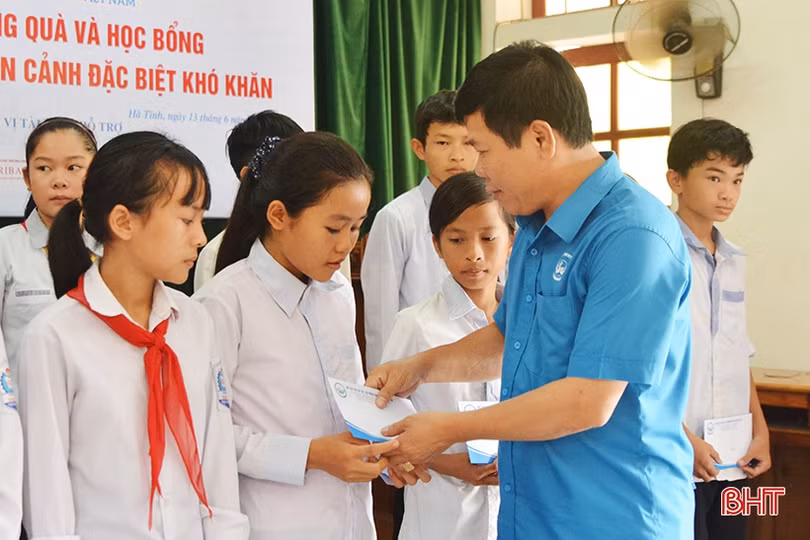 Nhiều phần quà tiếp sức trẻ em Hà Tĩnh đến trường