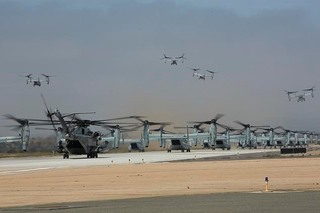 40 máy bay đắt hơn F-35 của lính thủy đánh bộ Mỹ diễu binh “Voi đi bộ” hoành tráng