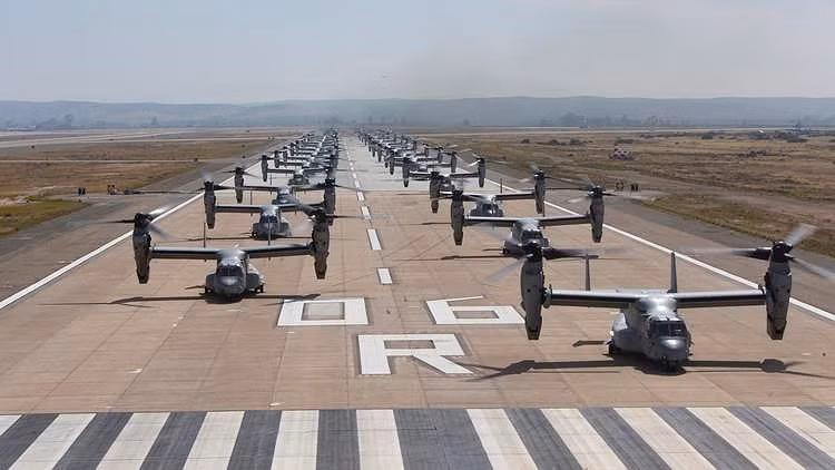 40 máy bay đắt hơn F-35 của lính thủy đánh bộ Mỹ diễu binh “Voi đi bộ” hoành tráng