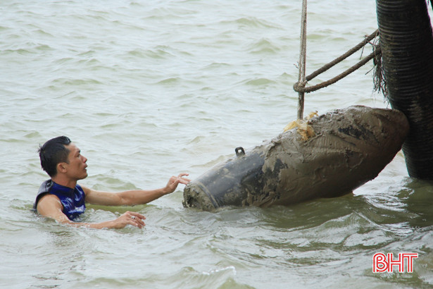 Hà Tĩnh: Trục vớt thành công quả bom trên sông Lam