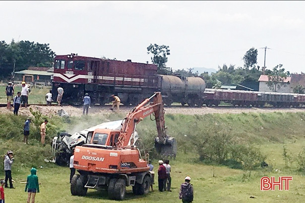 Hà Tĩnh: Tàu hỏa tông xe chở hàng, tài xế bị đứt lìa chân, nguy kịch