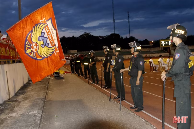 Ban lãnh đạo, cầu thủ Hồng Lĩnh Hà Tĩnh cảm ơn BTC sân Vinh và khán giả