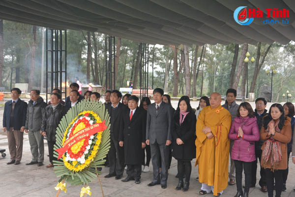 doan can bo ha tinh dang huong cac nghia trang liet sy quoc gia