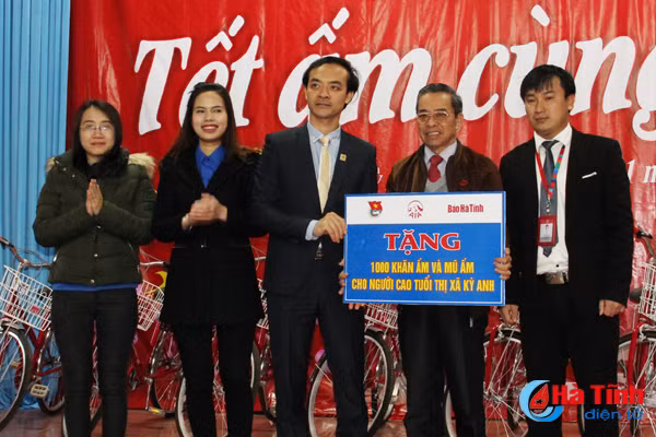 aia ha tinh mang tet am den nguoi ngheo ky anh