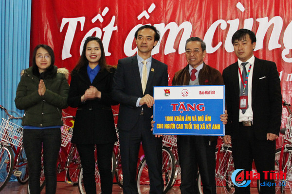 aia ha tinh mang tet am den nguoi ngheo ky anh