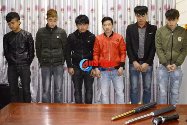 Triệu tập 25 đối tượng dùng dao kiếm “hỗn chiến” giữa TP. Hà Tĩnh