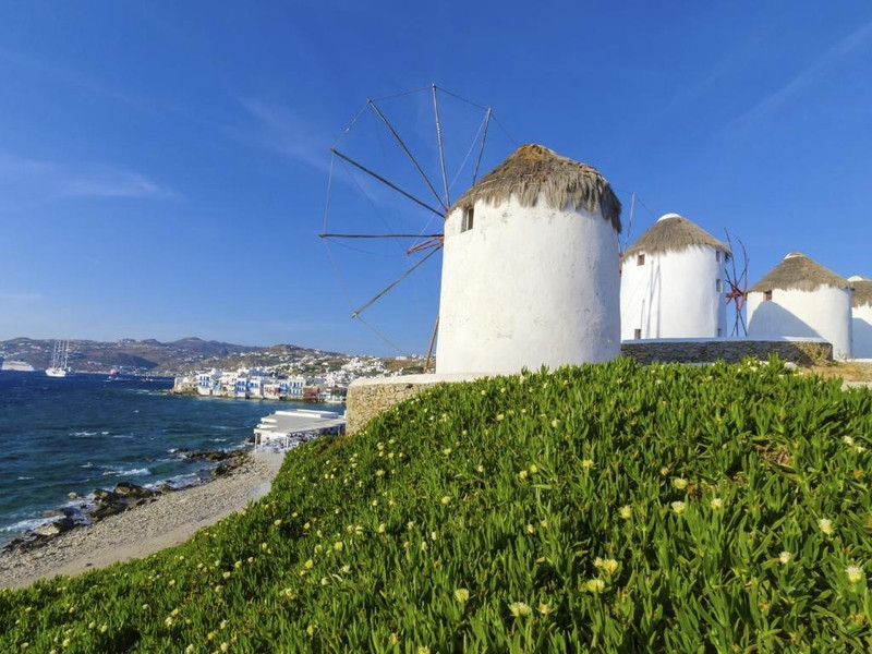 Mykonos, Hy Lạp: Hòn đảo Mykonos nổi bật với những ngôi nhà có cửa ra vào và cửa sổ màu xanh lá, xanh da trời hoặc màu đỏ. Nơi đây có cảnh quan hấp dẫn, các bãi biển tuyệt đẹp cùng cuộc sống về đêm nhộn nhịp và thu hút. Đến Mykonos, khách du lịch có thể đến thăm 7 cối xay gió được xây dựng từ thế kỷ 16, cùng hàng trăm nhà thờ và nhà nguyện nằm rải rác trên đảo. Ảnh: Escape. nhung hon dao duoc long du khach nhat the gioi