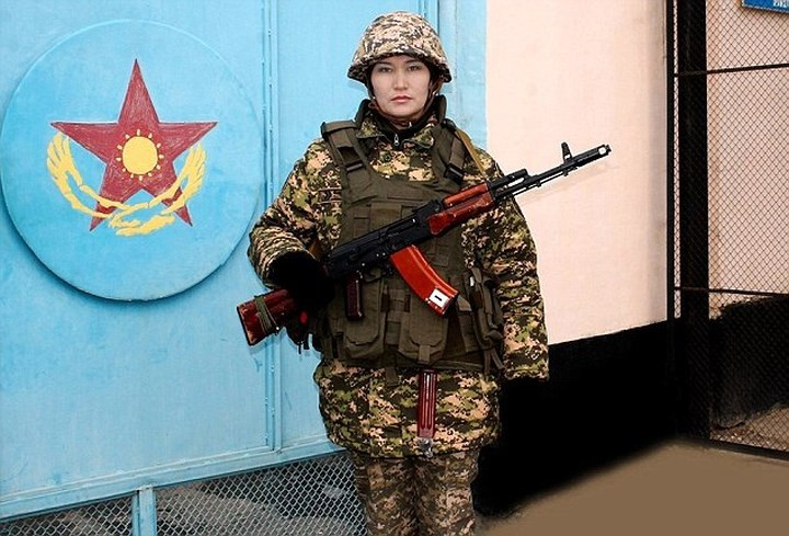 anh ve dep khong lan vao dau cua cac nu quan nhan kazakhstan