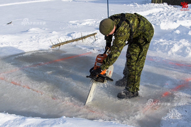 rung minh cach binh si canada song sot giua rung bang tuyet