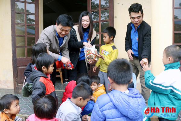 ban rao tre vui tet cham cha boi