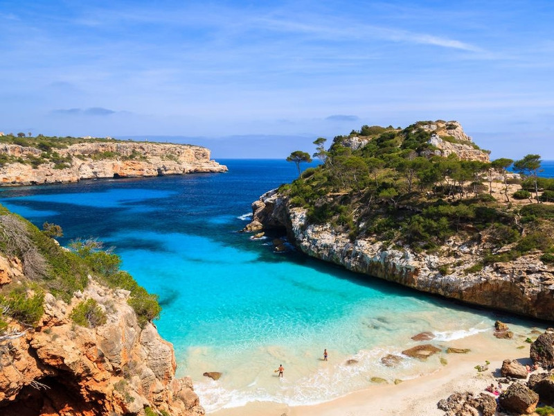 Mallorca, Tây Ban Nha: Hòn đảo Mallorca có các vách đá ở phía tây, bờ vịnh ở phía bắc và phía đông cùng nhiều bãi biển cát trắng lấp lánh ở phía nam. Ngoài ra, hòn đảo còn có nhiều hang động cả trên mặt đất và dưới biển. Đến Mallorca, du khách không chỉ bị thu hút bởi cảnh quan tuyệt đẹp của nơi đây mà còn xiêu lòng trước các thị trấn nhộn nhịp, những quán cà phê đường phố cùng nhiều món ăn hấp dẫn và hương vị của những ly rượu vang địa phương. Ảnh: Escape. nhung hon dao duoc long du khach nhat the gioi