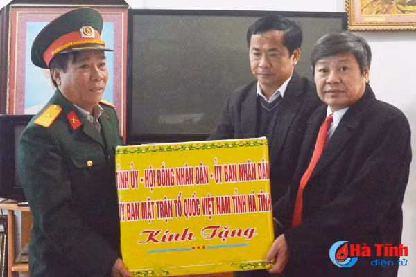 doan can bo ha tinh dang huong cac nghia trang liet sy quoc gia