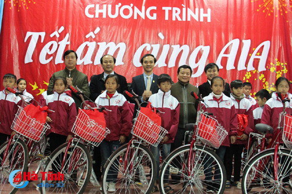 aia ha tinh mang tet am den nguoi ngheo ky anh