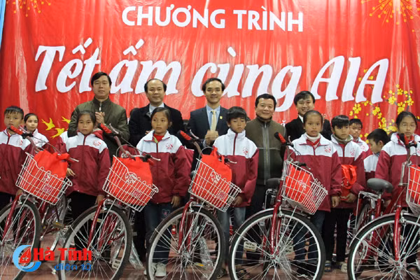 aia ha tinh mang tet am den nguoi ngheo ky anh