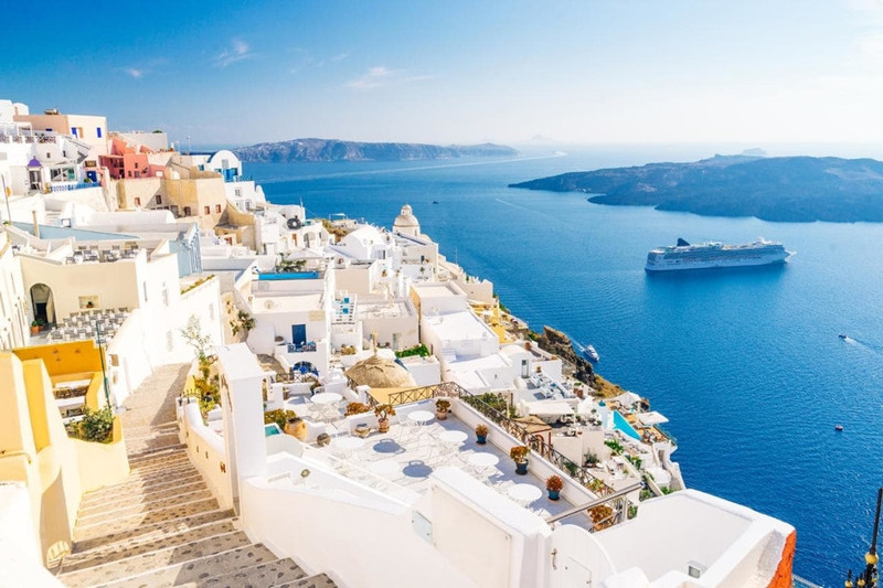 Santorini, Hy Lạp: Santorini là một trong những hòn đảo đẹp nhất ở Hy Lạp. Nơi đây nổi tiếng vì có các vách đá dựng đứng cùng kiến trúc độc đáo với những ngôi nhà 2 màu xanh, trắng. Ngoài ra, đến Santorini du khách còn được tận hưởng không gian lãng mạn, ngắm nhìn khung cảnh hoàng hôn tuyệt đẹp từ ban công và thưởng thức những ly rượu vang hấp dẫn. Ảnh: Gpe360. nhung hon dao duoc long du khach nhat the gioi