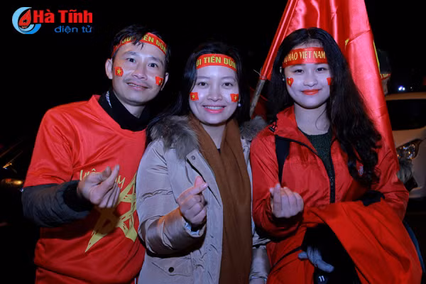 nguoi ham mo chao don bui tien dung tro ve ha tinh