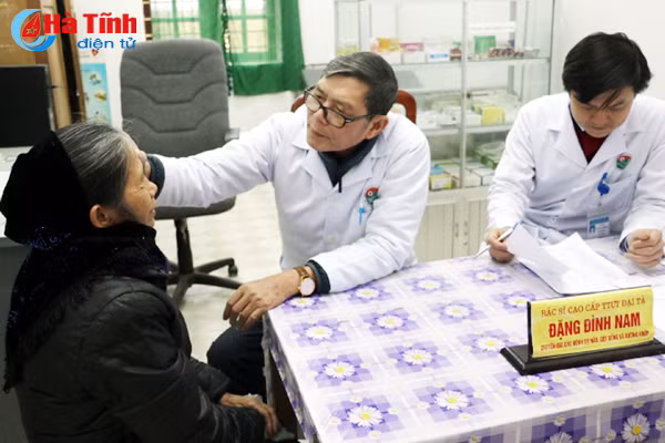 kham cap thuoc mien phi cho 500 nguoi ngheo doi tuong chinh sach