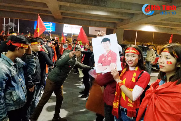 nguoi ham mo chao don bui tien dung tro ve ha tinh