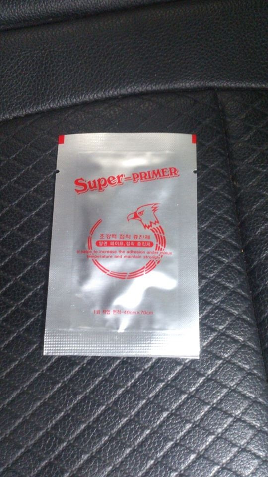 Túi dung dịch dùng để làm sạch các vị trí dán gioăng cao su trên thân xe. meo nho chong on cho xe o to ban da thu chua