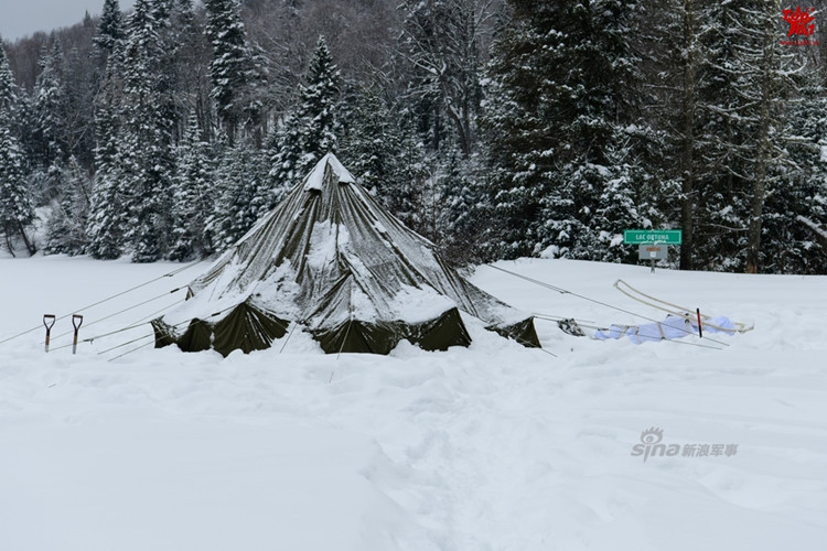 rung minh cach binh si canada song sot giua rung bang tuyet